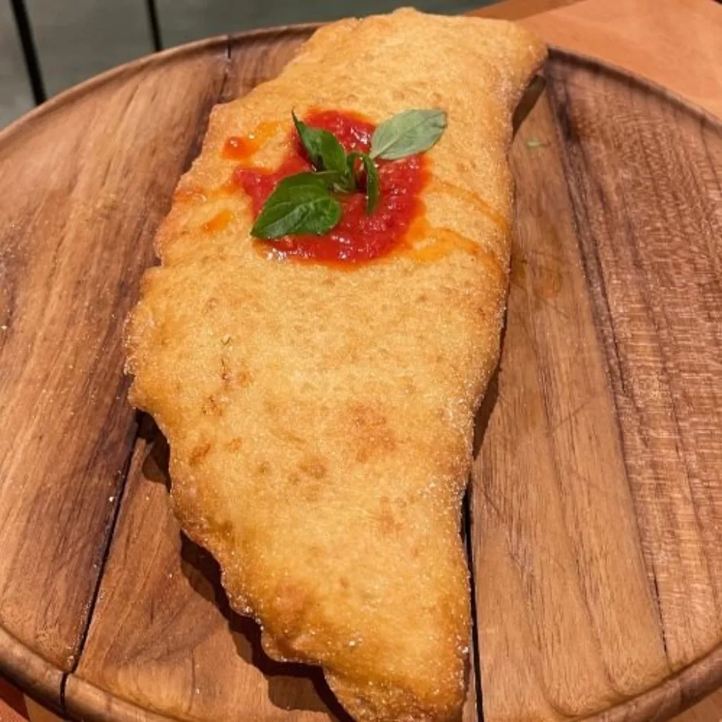 Pizza fritta tradicional da Frigittoria D'Anthero, Juiz de Fora