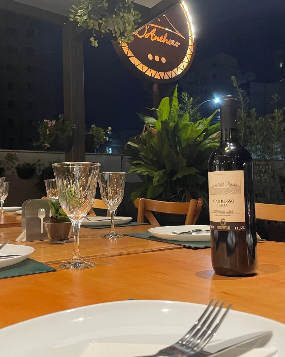 Mesa posta com vinho italiano no terraço da D'Anthero, Juiz de Fora
