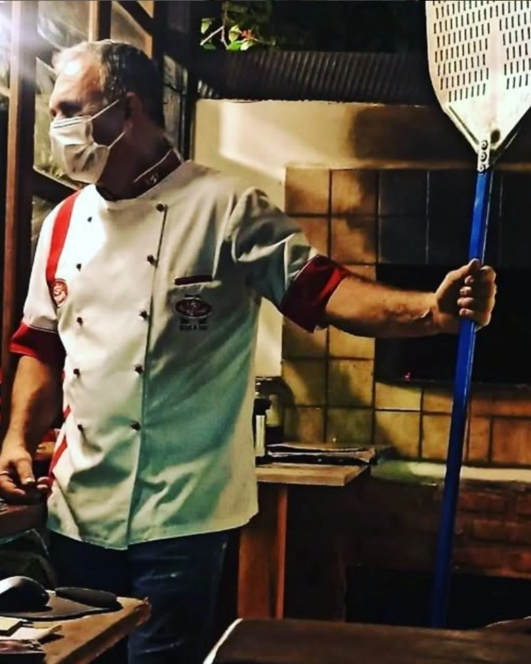 Mestre Pizzaiolo Anthero junto ao forno a lenha da D'Anthero