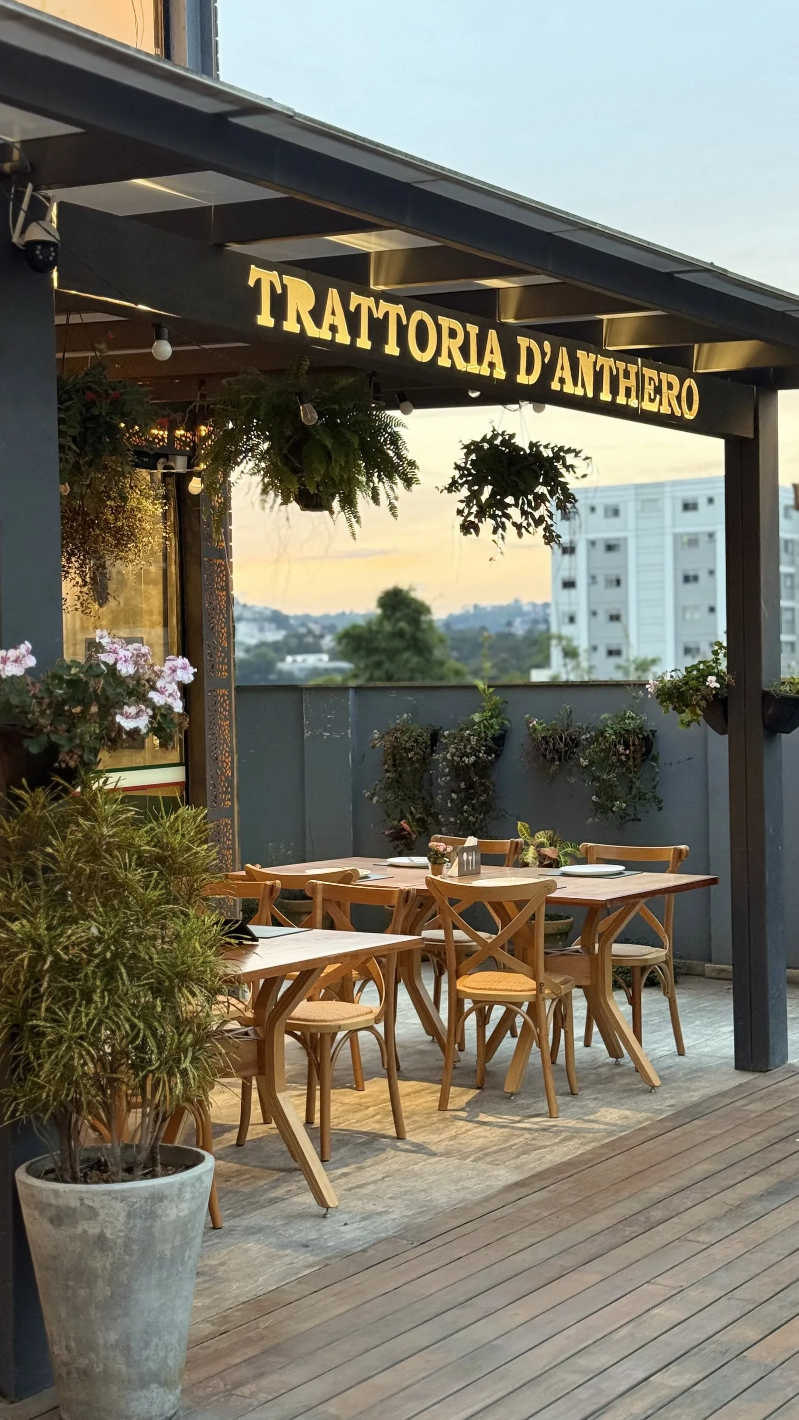Terraço da Trattoria D'Anthero ao entardecer, Vale do Ipê, Juiz de Fora