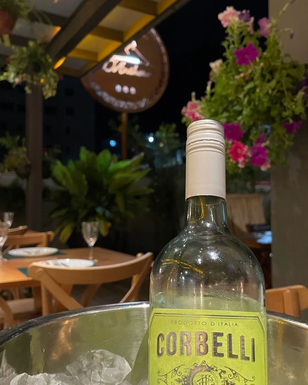 Vinho branco italiano servido no terraço da D'Anthero